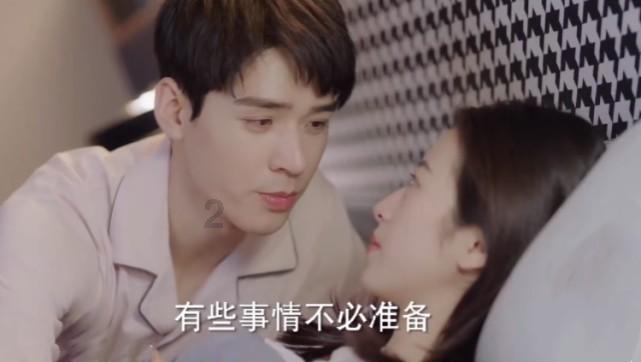 黑白相间的时尚连衣裙，散发出柔美的气质，你觉得好看吗？